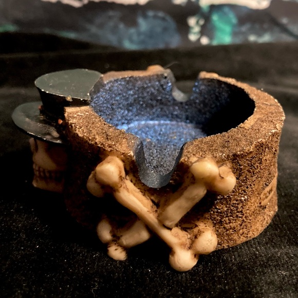 Vintage Skull and CrossBones Halloween Resin Ashtray - Picture 10 of 12